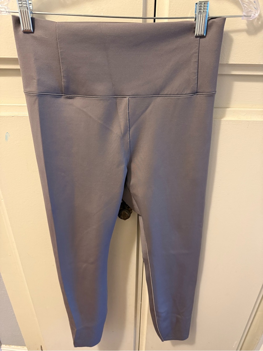 Vuori High-Waist Leggings in Gray Taupe
